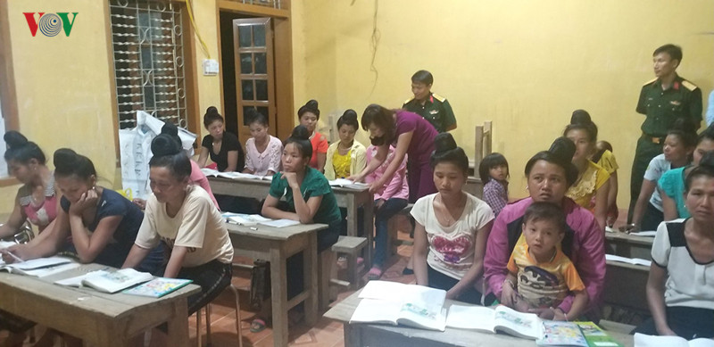 anh: gian nan mang con chu cho phu nu bien gioi sop cop hinh 5