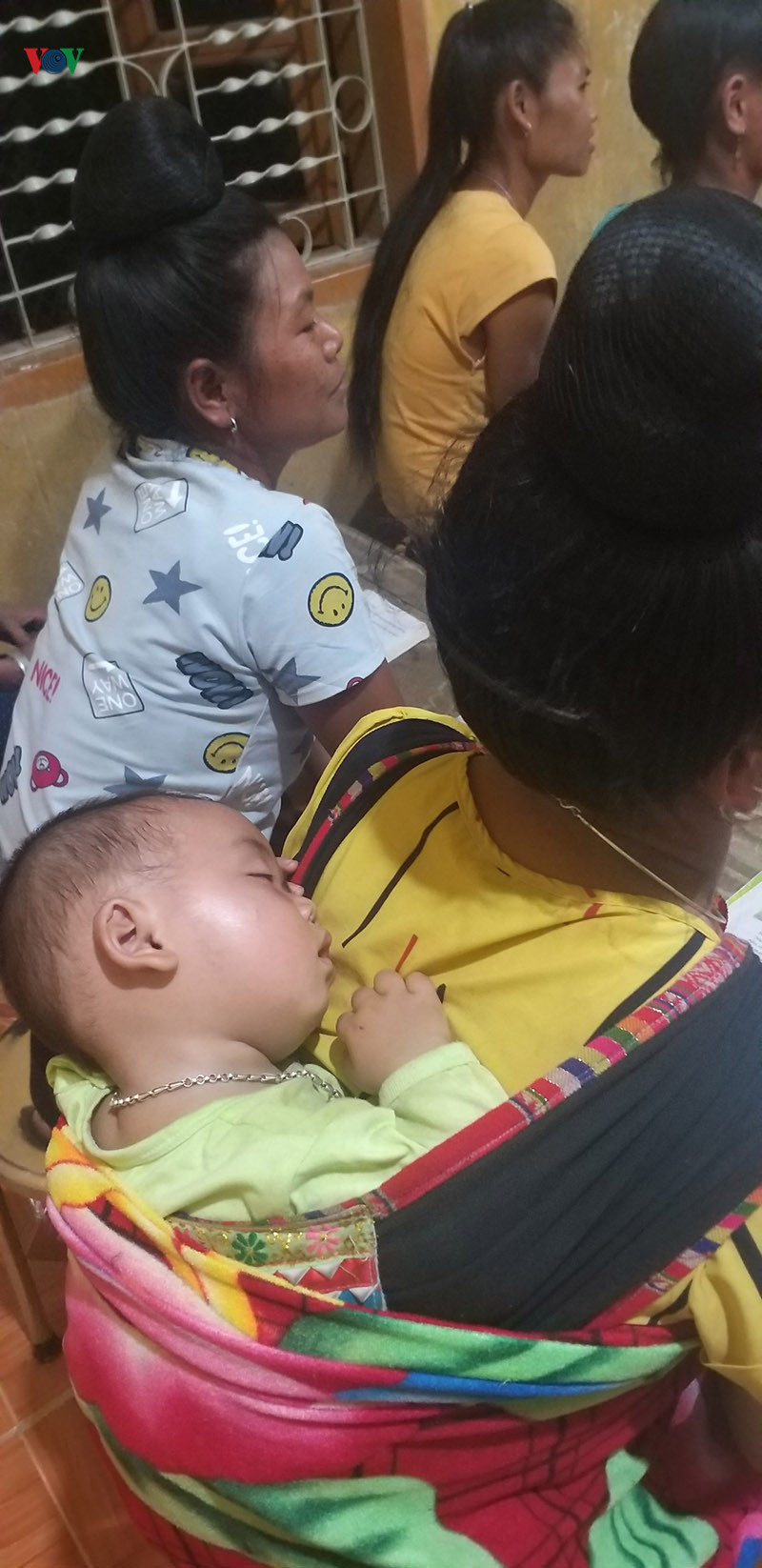 anh: gian nan mang con chu cho phu nu bien gioi sop cop hinh 3