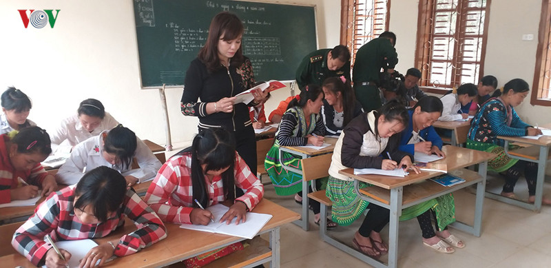 anh: gian nan mang con chu cho phu nu bien gioi sop cop hinh 6