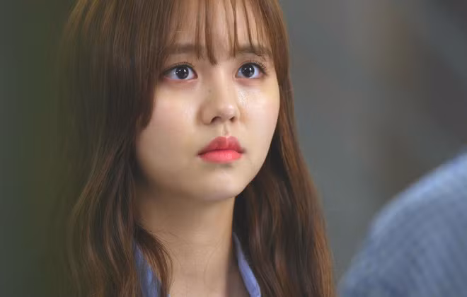 chiec dien thoai cu trong ngan ban va su that dieng nguoi ve co ban gai hinh anh 2