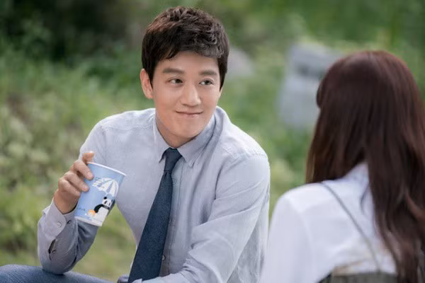 chiec dien thoai cu trong ngan ban va su that dieng nguoi ve co ban gai hinh anh 1