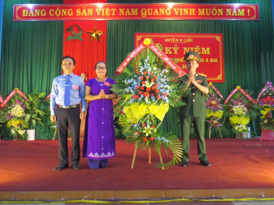 Lãnh đạo Bộ Chỉ huy Quân sự tỉnh Thừa Thiên Huế tặng hoa chúc mừng kỷ niệm 50 năm chiến thắng A Bia