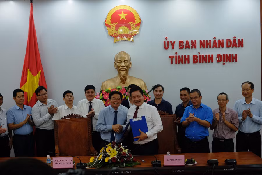  UBND tỉnh Bình Định trao quyết định chấp thuận chủ trương đầu tư Tổ hợp Giáo dục - Trí tuệ nhân tạo quy mô lớn của FPT tại TP Quy Nhơn