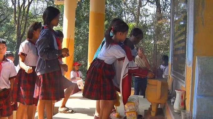 Học sinh thắp hương tưởng niệm các liệt sĩ tại đồi A Bia xã Hồng Bắc huyện A Lưới 