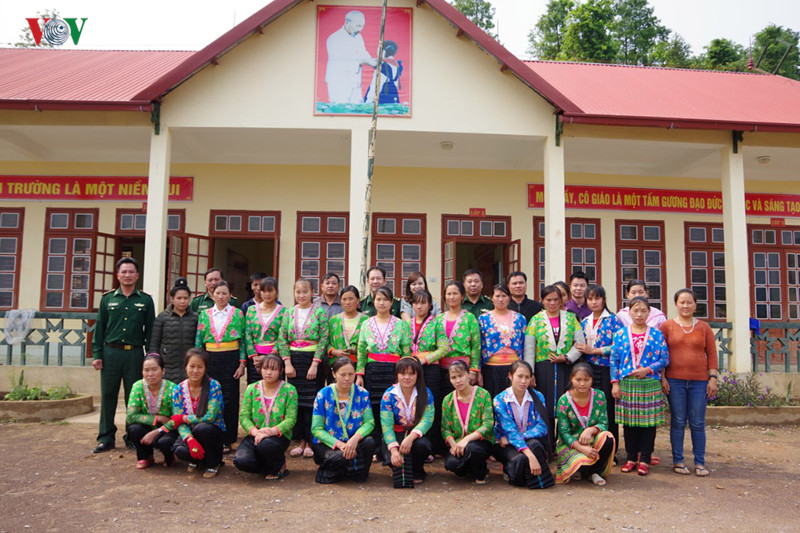 anh: gian nan mang con chu cho phu nu bien gioi sop cop hinh 12