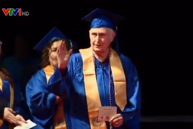 Tốt nghiệp đại học ở tuổi... 90