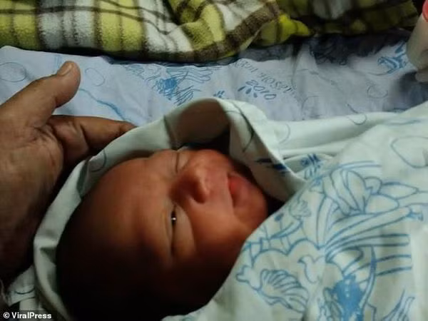 Bé sơ sinh còn nguyên dây rốn bị bỏ rơi trong máy giặt.