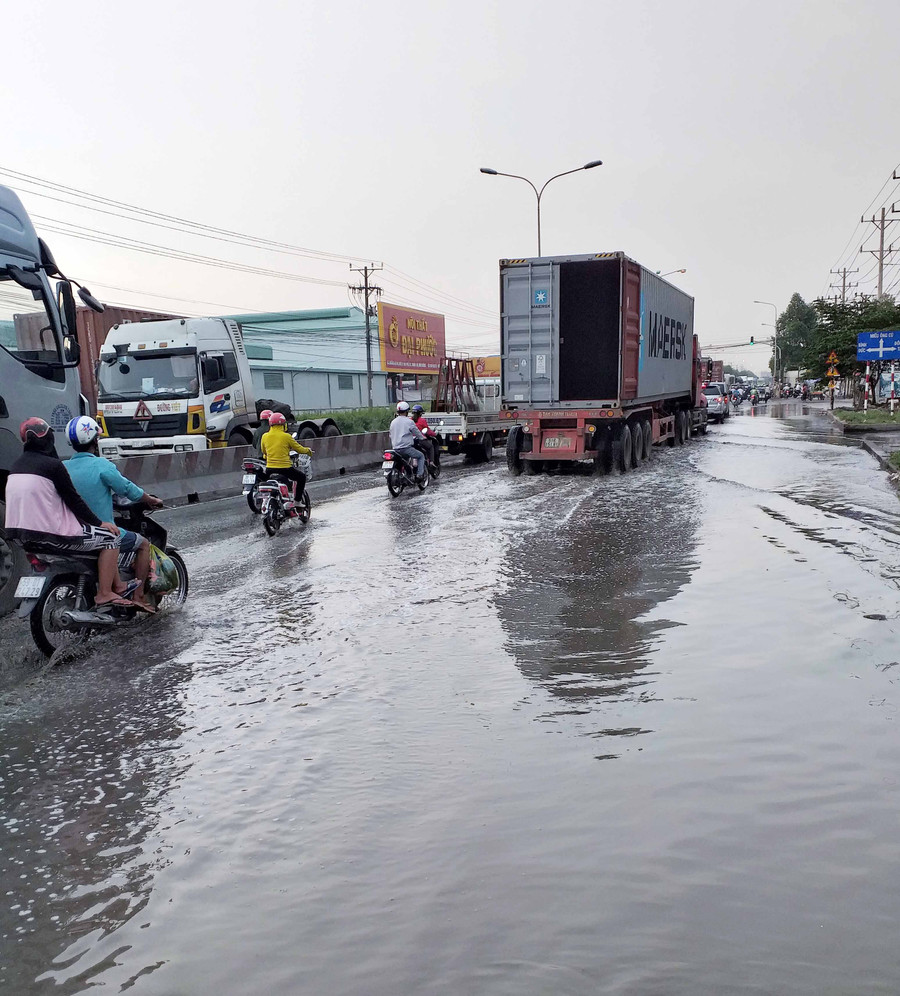 Xe cộ bì bõm lội qua đoạn đường ngập (ảnh chụp chiều 3/5)