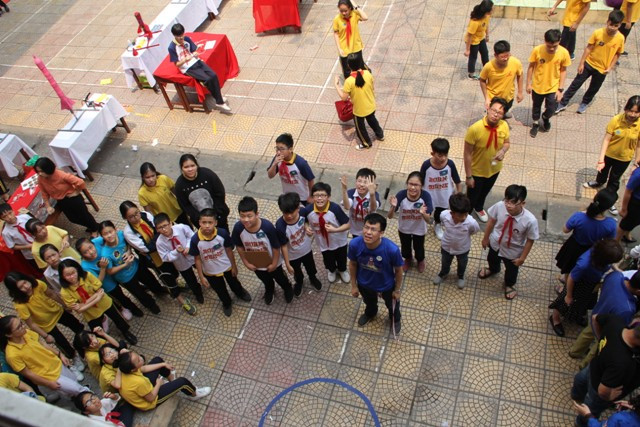 Chờ đợi thiết bị rơi xuống… sân trường!