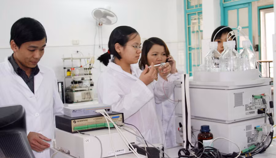 Học viên sau đại học NCKH tại Trường ĐHSP Hà Nội. Ảnh: Quý Trung