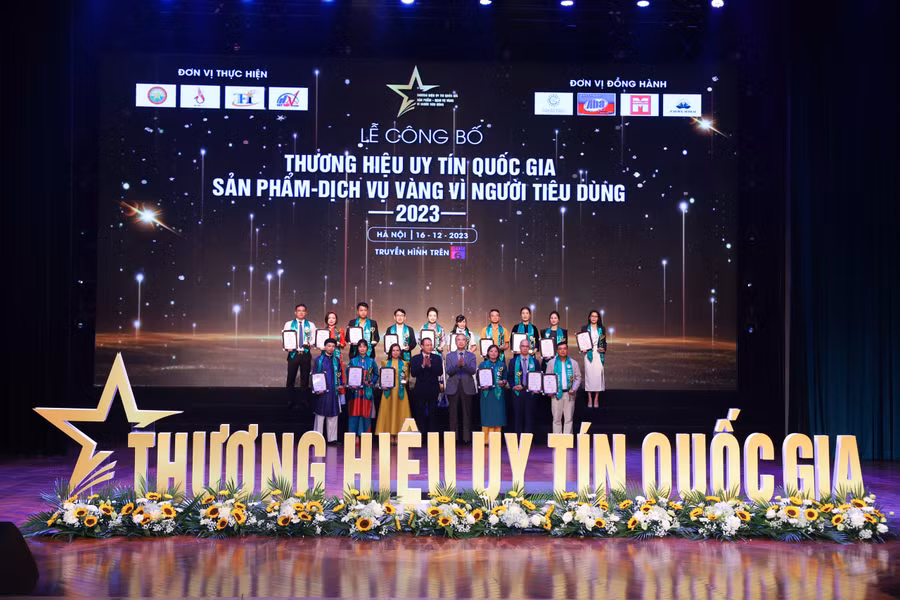 Ban tổ chức đã trao giải thưởng "Thương hiệu uy tín quốc gia năm 2023" cho hơn 200 đơn vị, doanh nghiệp.