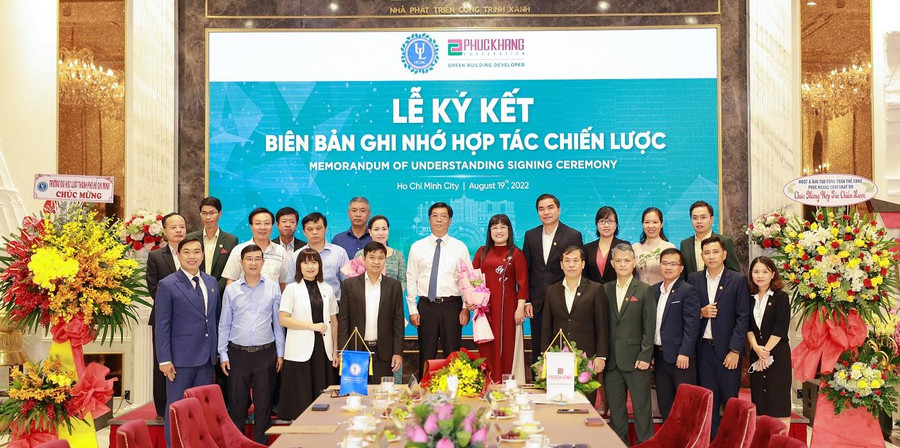 Đại diện hai bên chụp ảnh kỉ niệm sau lễ ký kết hợp tác.