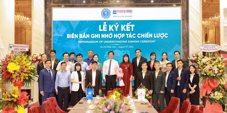 Đại diện hai bên chụp ảnh kỉ niệm sau lễ ký kết hợp tác.