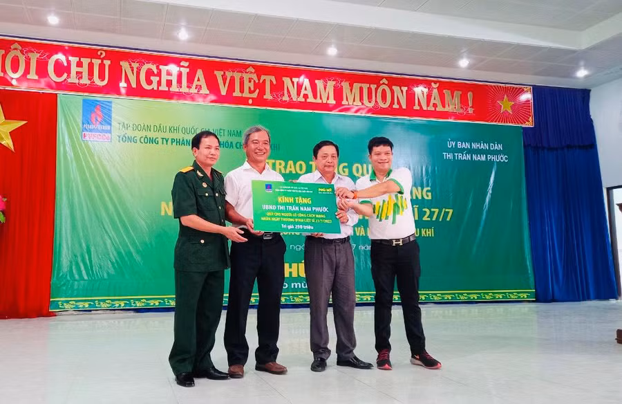 Trao tặng 500 suất quà đến gia đình người có công với Cách mạng tại thị trấn Nam Phước, tỉnh Quảng Nam