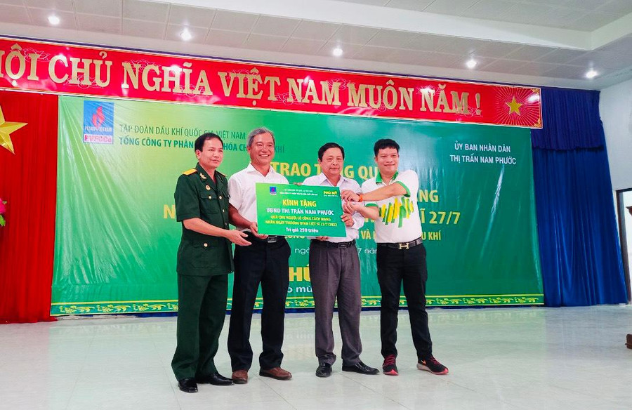 Trao tặng 500 suất quà đến gia đình người có công với Cách mạng tại thị trấn Nam Phước, tỉnh Quảng Nam Trao tặng 500 suất quà đến gia đình người có công với Cách mạng tại thị trấn Nam Phước, tỉnh Quảng Nam