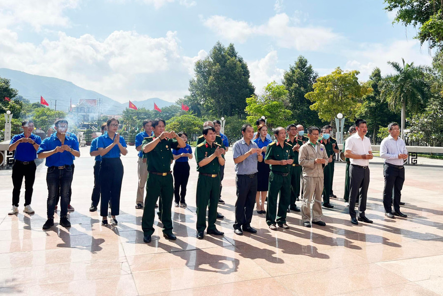 Tập thể Ban lãnh đạo, Hội CCB, Đoàn thanh niên PVFCCo dâng hương tại Đài tưởng niệm liệt sĩ thị xã Phú Mỹ, tỉnh Bà Rịa - Vũng Tàu. Tập thể Ban lãnh đạo, Hội CCB, Đoàn thanh niên PVFCCo dâng hương tại Đài tưởng niệm liệt sĩ thị xã Phú Mỹ, tỉnh Bà Rịa - Vũng Tàu.