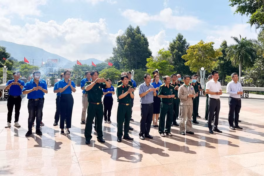 Tập thể Ban lãnh đạo, Hội CCB, Đoàn thanh niên PVFCCo dâng hương tại Đài tưởng niệm liệt sĩ thị xã Phú Mỹ, tỉnh Bà Rịa - Vũng Tàu.