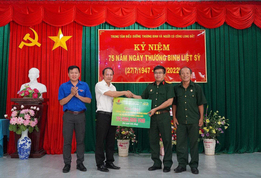 Đồng chí Trịnh Văn Khiêm – Chủ tịch Hội CCB PVFCCo trao tặng quà Trung tâm Điều dưỡng thương binh và người có công Long Đất Đồng chí Trịnh Văn Khiêm – Chủ tịch Hội CCB PVFCCo trao tặng quà Trung tâm Điều dưỡng thương binh và người có công Long Đất