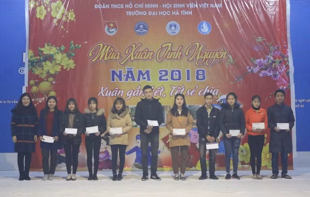 Trao tặng 80 suất quà Tết cho sinh viên có hoàn cảnh khó khăn