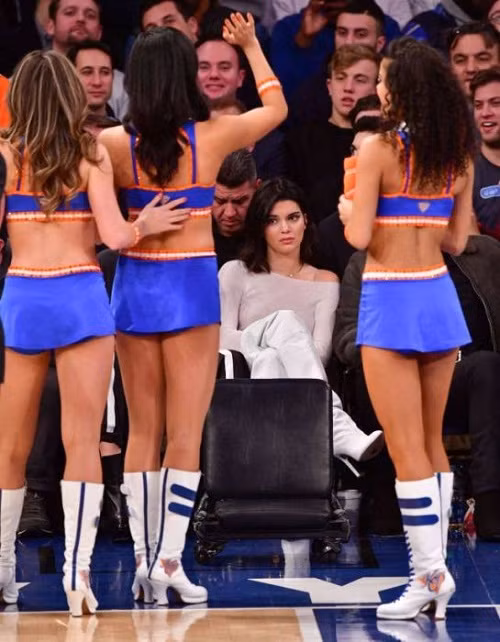 Sự khác biệt giữa đàn ông và phụ nữ khi nhìn người đẹp.