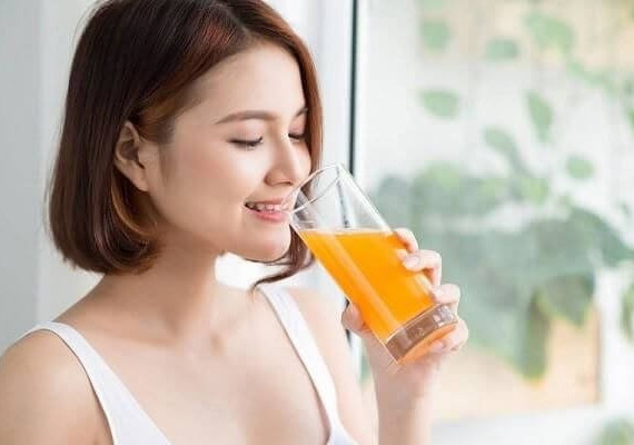 Người bệnh nên uống nước cam, loại nước này có nhiều vitamin C và hỗ trợ hấp thu sắt. (Ảnh: ITN)