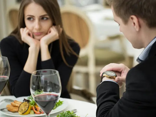 Đàn ông luôn đánh giá cao những phụ nữ đề nghị trả phần hóa đơn của họ. (Ảnh: ITN). Đàn ông luôn đánh giá cao những phụ nữ đề nghị trả phần hóa đơn của họ. (Ảnh: ITN).