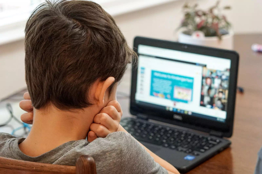 Sự tin tưởng giữa bạn và con giúp giữ an toàn cho con khi sử dụng internet. (Ảnh: ITN). Sự tin tưởng giữa bạn và con giúp giữ an toàn cho con khi sử dụng internet. (Ảnh: ITN).