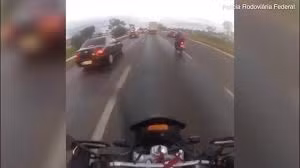 Đang đi xe máy, bị lốp ô tô bay trúng đầu tử vong