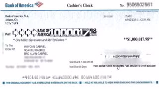 hanh dong bat ngo cua nguoi tu nhien nhan duoc tam sec 1 trieu usd hinh anh 1