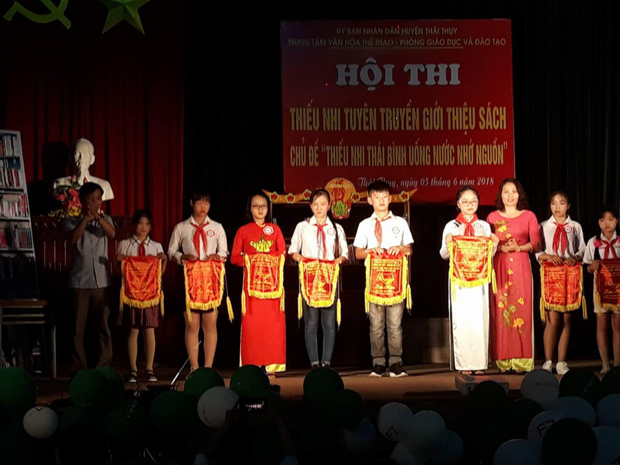 Bà Hồ Thị Phương – Phó Giám đốc Trung tâm VHTT, ông Nguyễn Mạnh Thường – Phó Trưởng phòng GD&ĐT trao thưởng cho các đội đạt giải