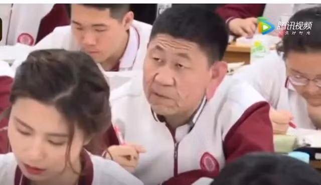 Xiao ngồi học cùng các bạn bè đồng trang lứa