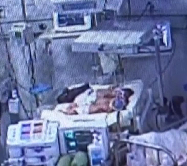 Y tá quên tắt máy sấy tóc, bé sơ sinh bỏng nặng tới nỗi phải cưa chân ảnh 3 Chiếc máy sấy vẫn bật trong khi y tá bỏ đi