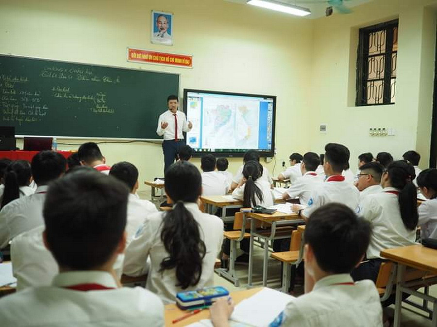 Thầy Bùi Quang Huy trong một giờ lên lớp với bảng tương tác thông minh. Ảnh: NVCC Thầy Bùi Quang Huy trong một giờ lên lớp với bảng tương tác thông minh. Ảnh: NVCC