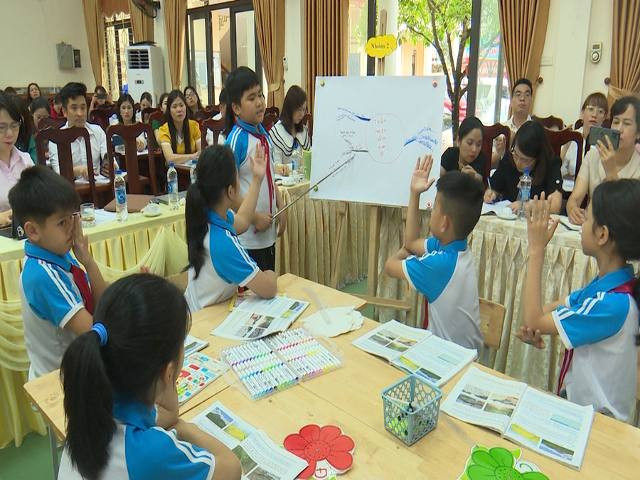 Các em học sinh huyện miền núi Đại Từ tham gia tiết dạy minh họa tại Hội nghị chuyên đề áp dụng Học thông qua chơi do Sở GD&ĐT Thái Nguyên tổ chức. Các em học sinh huyện miền núi Đại Từ tham gia tiết dạy minh họa tại Hội nghị chuyên đề áp dụng Học thông qua chơi do Sở GD&ĐT Thái Nguyên tổ chức.