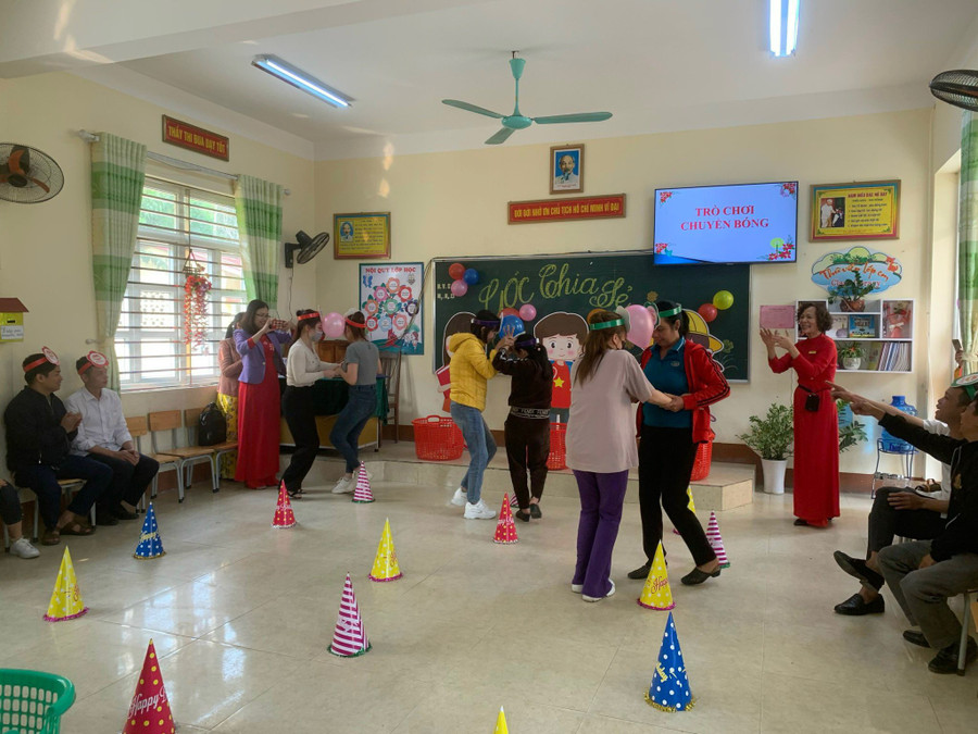 Các bậc Phụ huynh hào hứng tham gia Ngày hội Học thông qua chơi do trường Tiểu học Cù Vân tổ chức. Các bậc Phụ huynh hào hứng tham gia Ngày hội Học thông qua chơi do trường Tiểu học Cù Vân tổ chức.