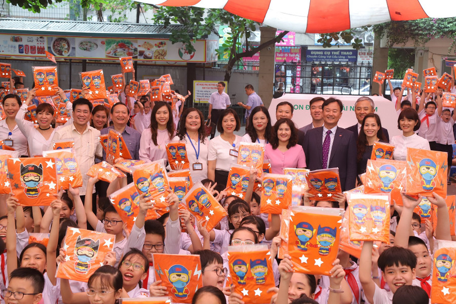 Đại diện BTC và các học sinh Trường Tiểu học Khương Thượng