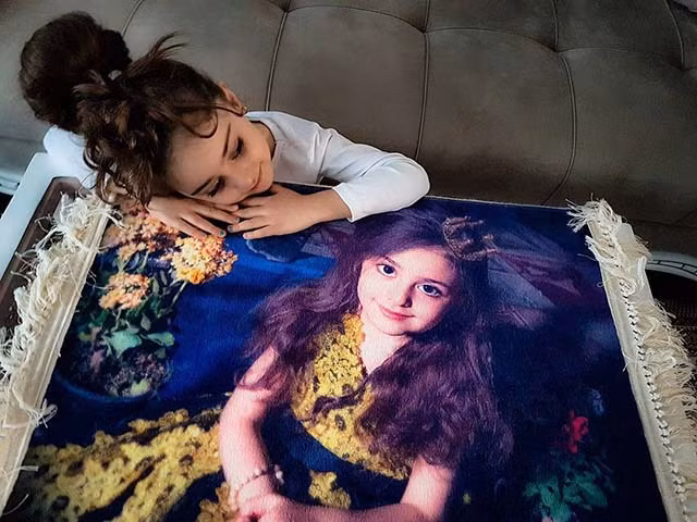 con gai qua xinh dep khien ong bo bo viec chi de bao ve con hinh anh 11