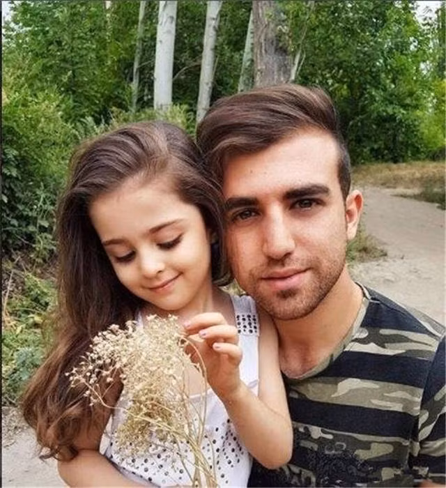 con gai qua xinh dep khien ong bo bo viec chi de bao ve con hinh anh 3