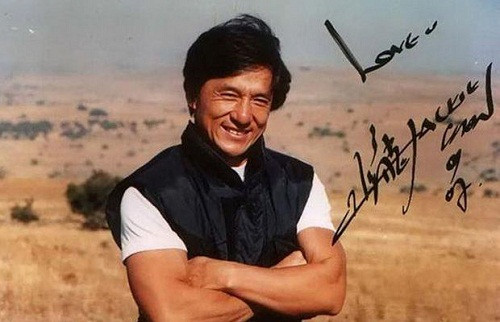 Nghệ sĩ Thành Long với chữ ký pha trộn giữa ký tự Trung Quốc và ký tự La Tinh. Nghệ sĩ Thành Long với chữ ký pha trộn giữa ký tự Trung Quốc và ký tự La Tinh.