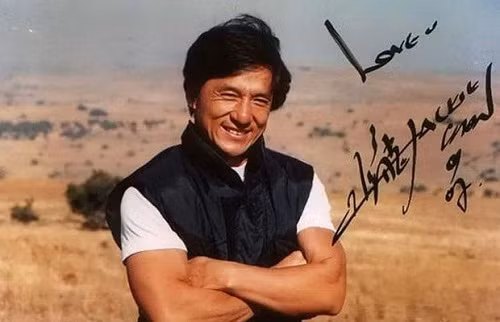 Nghệ sĩ Thành Long với chữ ký pha trộn giữa ký tự Trung Quốc và ký tự La Tinh.