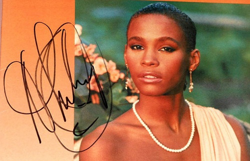 Phong cách ký tên độc đáo của giọng ca quá cố Whitney Houston. Phong cách ký tên độc đáo của giọng ca quá cốWhitney Houston.