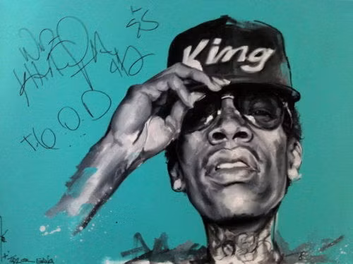 Rapper nổi tiếngWiz Khalifa với chữ ký đầy cá tính.