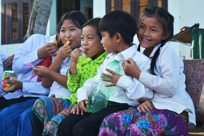 Tặng quà cho lớp học giữa đại ngàn