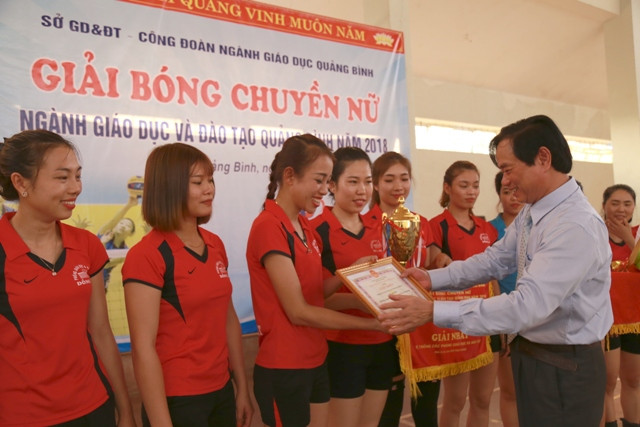 Ông Đinh Quý Nhân, giám đốc Sở GD&ĐT tỉnh Quảng Bình trao cúp, cờ, giấy khen và hoa cho đội phòng GD&ĐT Tp. Đồng Hới - vô địch khối các phòng GD&ĐT. Ông Đinh Quý Nhân, giám đốc Sở GD&ĐT tỉnh Quảng Bình trao cúp, cờ, giấy khen và hoa cho đội phòng GD&ĐT Tp. Đồng Hới - vô địch khối các phòng GD&ĐT.