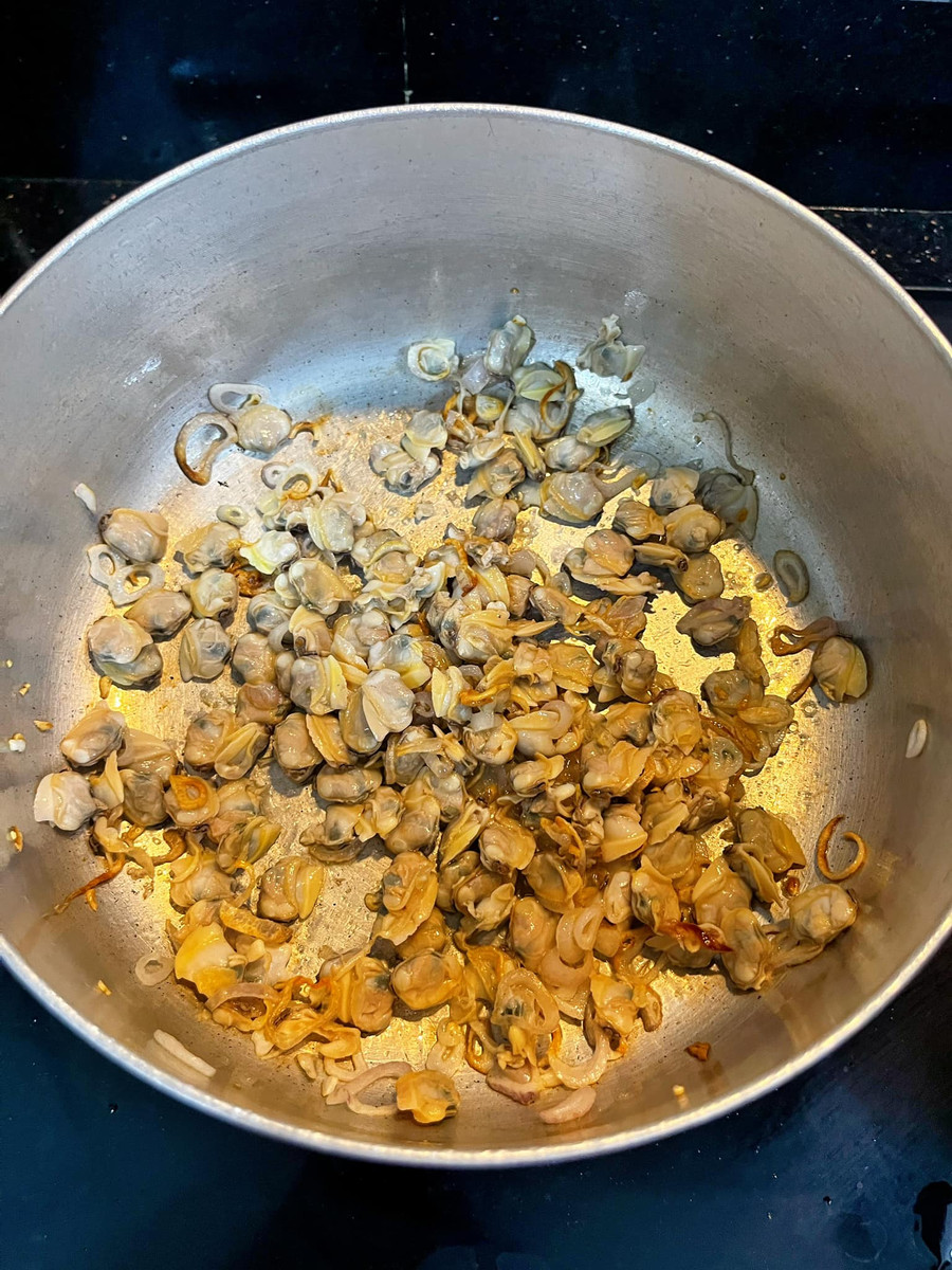 Ngao xào qua với hành khô phi thơm.