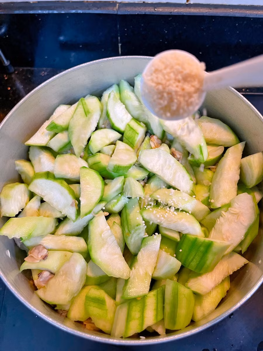 Xào mướp cho xíu bột nêm. Xào mướp cho xíu bột nêm.