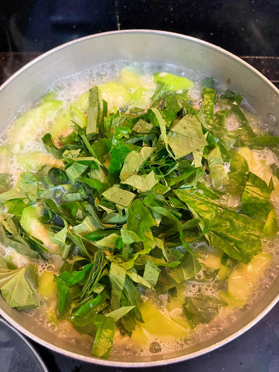 Canh sôi thì cho lá lốt.