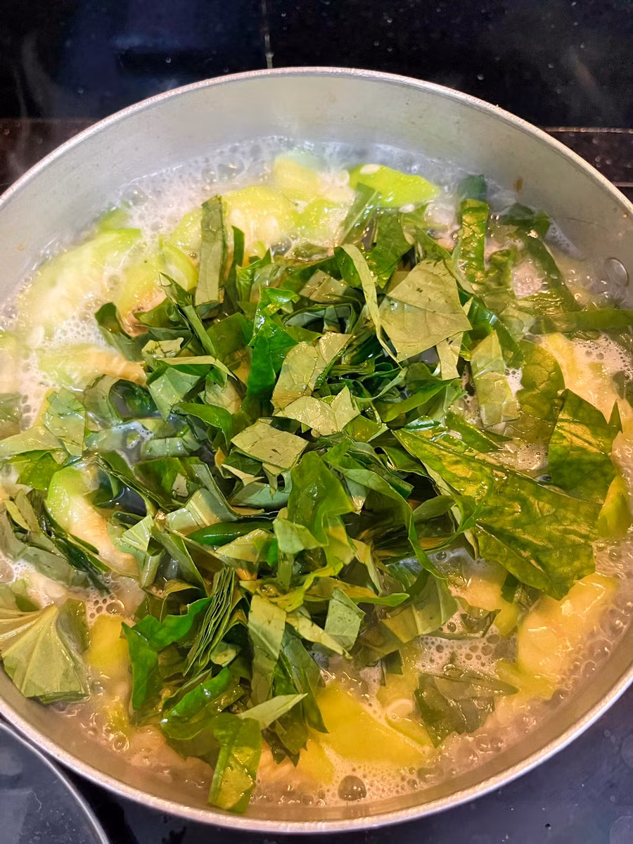 Canh sôi thì cho lá lốt.