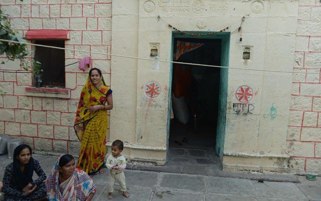 ky la ngoi lang phu nu di tam khong can phai dong cua, ngan hang khong can khoa - 5