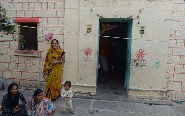 ky la ngoi lang phu nu di tam khong can phai dong cua, ngan hang khong can khoa - 5